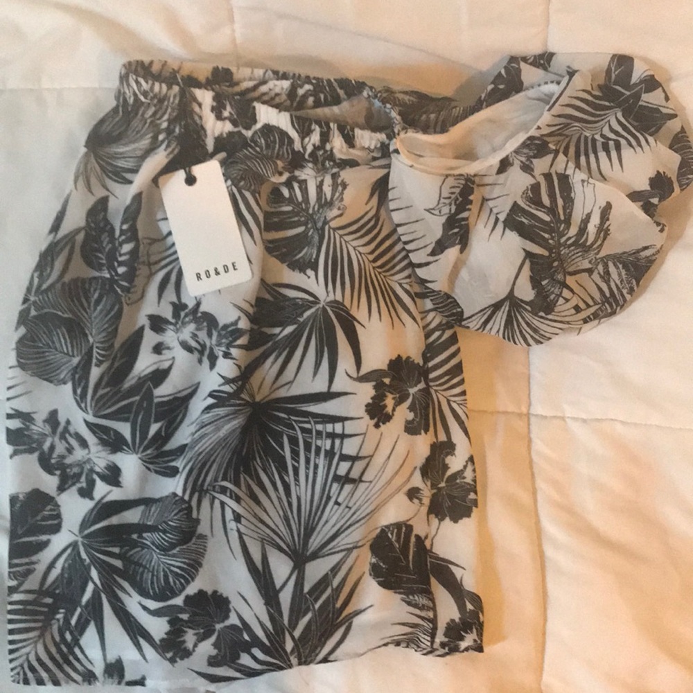 Blouse with puff shoulders